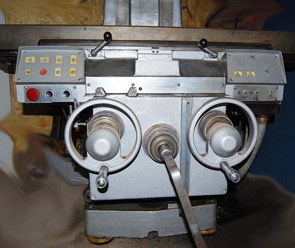 Фото вертикального консольно-фрезерного верстата СФ-40